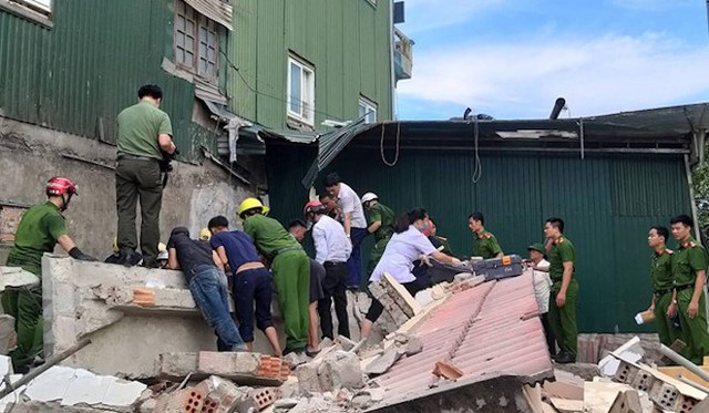 Hiện trường vụ sập nhà tại Hà Tĩnh vùi lấp người bên trong - Ảnh 7.