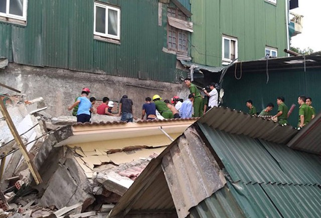 Hiện trường vụ sập nhà tại Hà Tĩnh vùi lấp người bên trong - Ảnh 8.