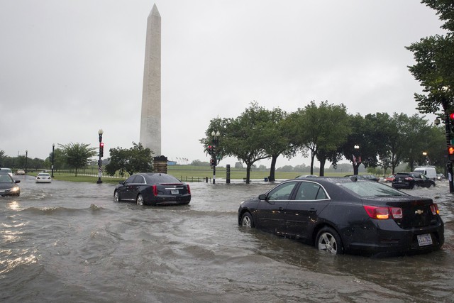 Hình ảnh lạ: Thủ đô nước Mỹ chìm trong biển nước, Nhà Trắng cũng bị ngập - Ảnh 1.