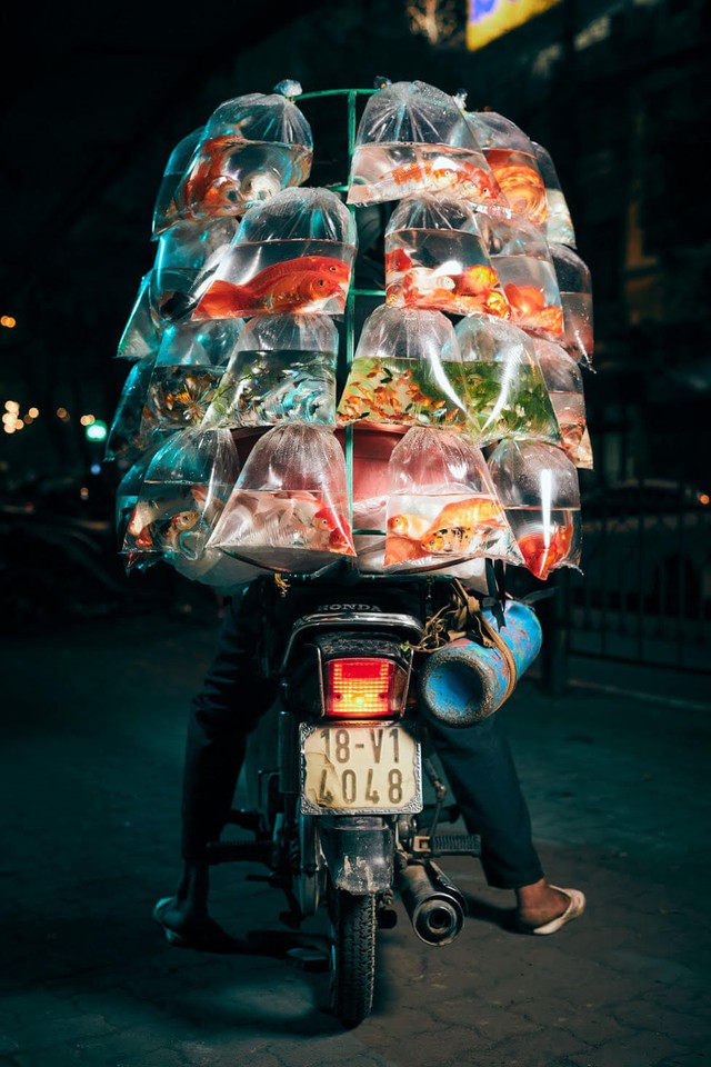 [Ảnh] Nền kinh tế trên yên xe máy ở Việt Nam qua ống kính phóng viên The Guardian - Ảnh 7.