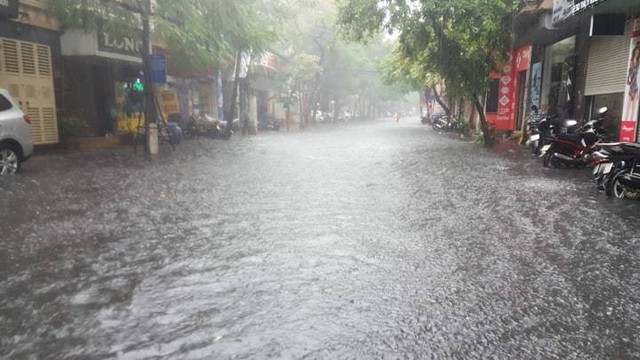 Hà Nội vừa mưa to, nhiều tuyến đường ngập sâu - Ảnh 1.