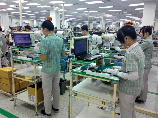 Điều kỳ lạ về năng suất lao động Việt Nam: Khu vực Nhà nước đứng đầu, tiếp đến là FDI, còn tư nhân là bét bảng - Ảnh 2.
