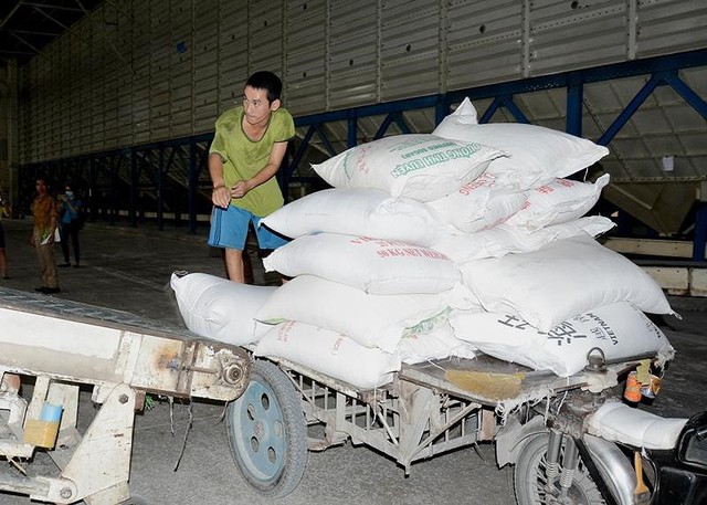 Gạo Việt Nam rớt giá vì Trung Quốc bất ngờ giảm mua - Ảnh 1.