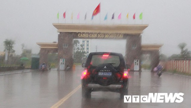 Hình ảnh mới nhất tại Quảng Ninh và Hải Phòng trước giờ bão số 3 đổ bộ - Ảnh 1.