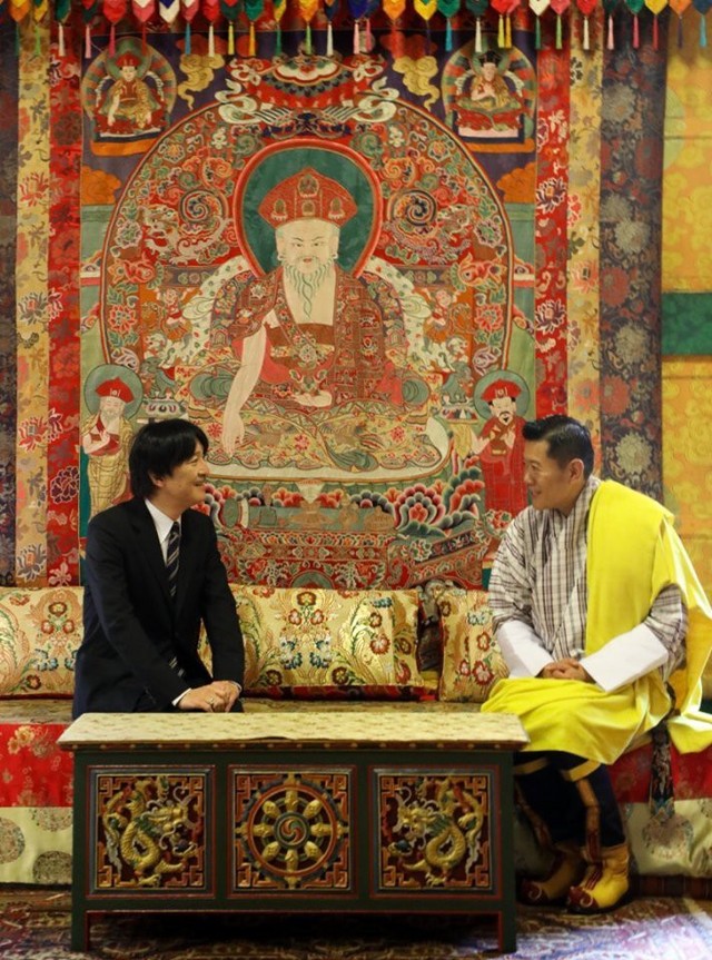 Hoàng hậu Bhutan đọ sắc Thái tử phi Nhật Bản nhưng 2 Hoàng tử nhỏ mới là tâm điểm chú ý, khiến người dùng mạng rần rần - Ảnh 3.