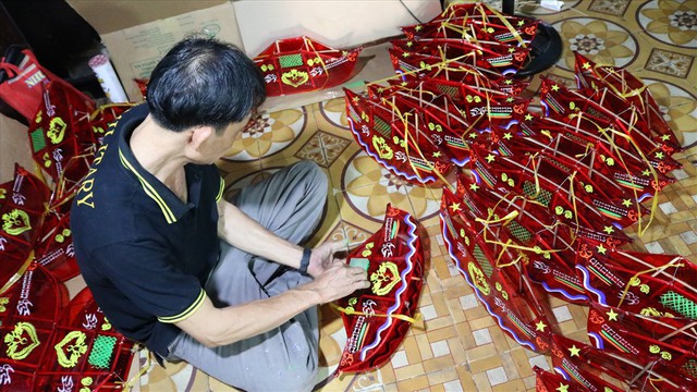 Làng làm đồ chơi ở Sài Gòn bận rộn trước thềm Trung thu - Ảnh 3.