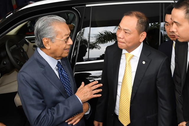 Toàn cảnh màn lái thử xe Vinfast với vận tốc 100 km/h của Thủ tướng 94 tuổi Mahathir Mohamad - Ảnh 8.