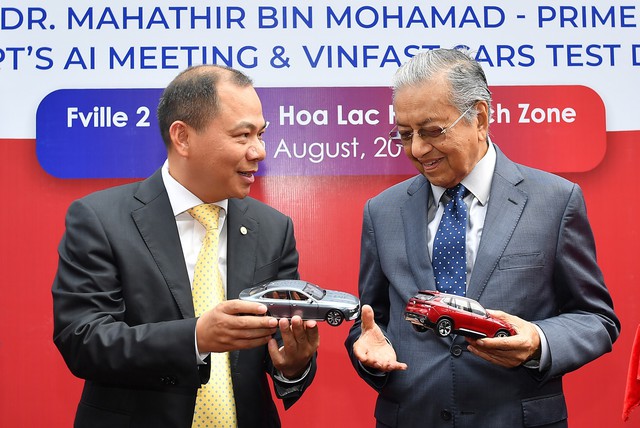 Toàn cảnh màn lái thử xe Vinfast với vận tốc 100 km/h của Thủ tướng 94 tuổi Mahathir Mohamad - Ảnh 10.