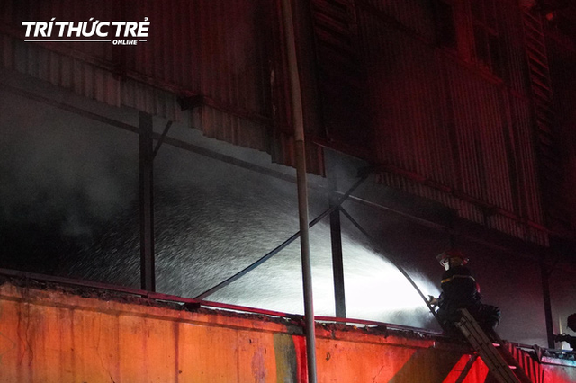 Toàn cảnh vụ cháy Công ty Bóng đèn phích nước Rạng Đông nhìn từ Flycam - Ảnh 2.
