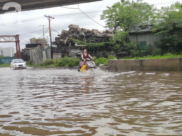 Hà Nội: Ngập úng xảy ra khắp nơi, người dân bì bõm lội nước, dịch vụ sửa xe lưu động kiếm tiền triệu sau bão số 3 - Ảnh 1.