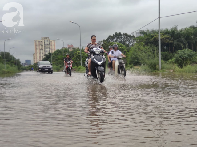 Hà Nội: Ngập úng xảy ra khắp nơi, người dân bì bõm lội nước, dịch vụ sửa xe lưu động kiếm tiền triệu sau bão số 3 - Ảnh 2.