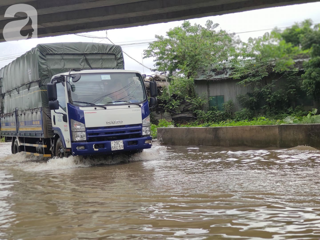 Hà Nội: Ngập úng xảy ra khắp nơi, người dân bì bõm lội nước, dịch vụ sửa xe lưu động kiếm tiền triệu sau bão số 3 - Ảnh 13.