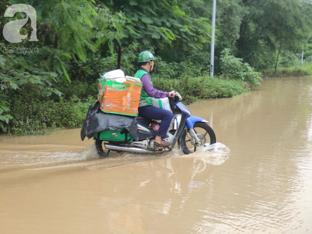 Hà Nội: Ngập úng xảy ra khắp nơi, người dân bì bõm lội nước, dịch vụ sửa xe lưu động kiếm tiền triệu sau bão số 3 - Ảnh 15.