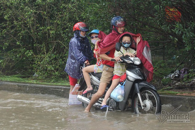 Xế hộp vượt lũ, người người đắp đê trên đại lộ hiện đại nhất Việt Nam - Ảnh 7.