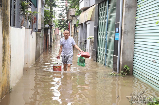 Cảnh khó tin của hàng trăm hộ dân Hà Nội sau 3 ngày mưa bão - Ảnh 16.