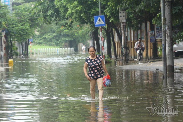 Cảnh khó tin của hàng trăm hộ dân Hà Nội sau 3 ngày mưa bão - Ảnh 17.