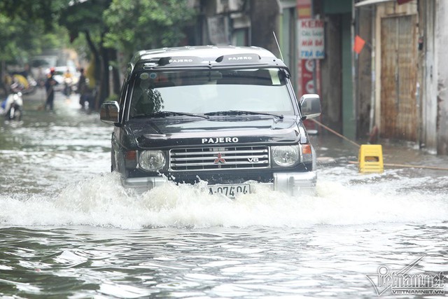 Cảnh khó tin của hàng trăm hộ dân Hà Nội sau 3 ngày mưa bão - Ảnh 18.