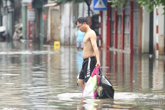 Cảnh khó tin của hàng trăm hộ dân Hà Nội sau 3 ngày mưa bão - Ảnh 19.