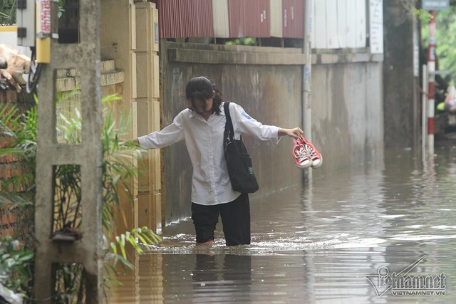 Cảnh khó tin của hàng trăm hộ dân Hà Nội sau 3 ngày mưa bão - Ảnh 20.