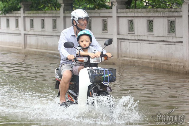 Cảnh khó tin của hàng trăm hộ dân Hà Nội sau 3 ngày mưa bão - Ảnh 21.