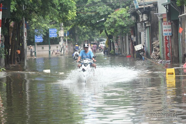 Cảnh khó tin của hàng trăm hộ dân Hà Nội sau 3 ngày mưa bão - Ảnh 25.