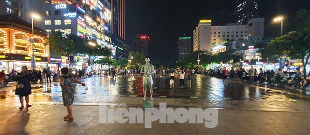 Cận cảnh tình trạng bát nháo trên các tuyến phố đi bộ ở Sài Gòn - Ảnh 3.