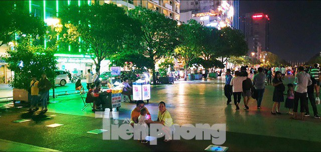 Cận cảnh tình trạng bát nháo trên các tuyến phố đi bộ ở Sài Gòn - Ảnh 7.
