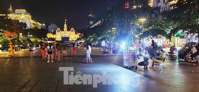 Cận cảnh tình trạng bát nháo trên các tuyến phố đi bộ ở Sài Gòn - Ảnh 9.