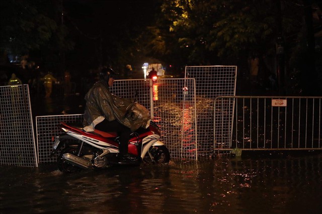 Hà Nội mưa lớn như trút nước, nhiều tuyến phố ngập thành sông - Ảnh 12.