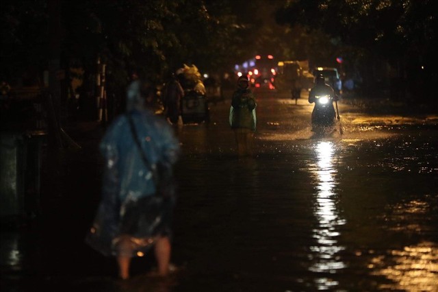 Hà Nội mưa lớn như trút nước, nhiều tuyến phố ngập thành sông - Ảnh 14.