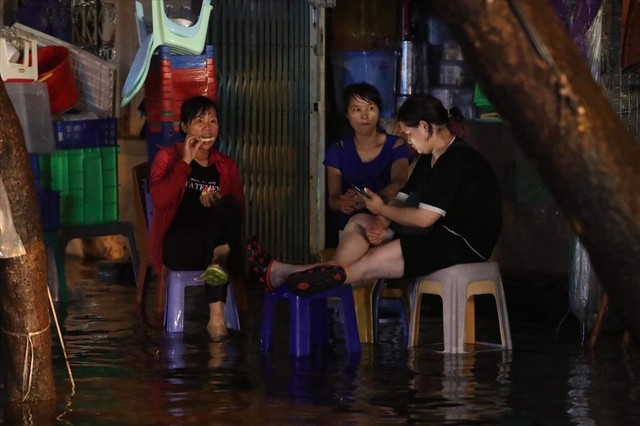 Hà Nội mưa lớn như trút nước, nhiều tuyến phố ngập thành sông - Ảnh 15.