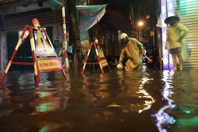 Hà Nội mưa lớn như trút nước, nhiều tuyến phố ngập thành sông - Ảnh 3.