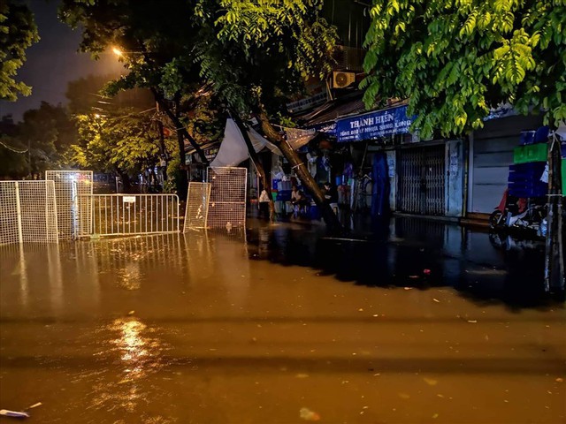 Hà Nội mưa lớn như trút nước, nhiều tuyến phố ngập thành sông - Ảnh 21.