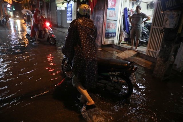 Hà Nội mưa lớn như trút nước, nhiều tuyến phố ngập thành sông - Ảnh 5.