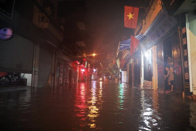 Hà Nội mưa lớn như trút nước, nhiều tuyến phố ngập thành sông - Ảnh 8.