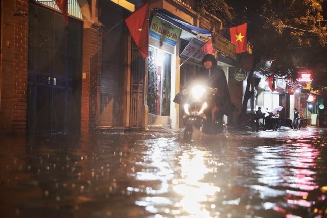 Hà Nội mưa lớn như trút nước, nhiều tuyến phố ngập thành sông - Ảnh 9.