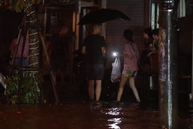 Hà Nội mưa lớn như trút nước, nhiều tuyến phố ngập thành sông - Ảnh 10.