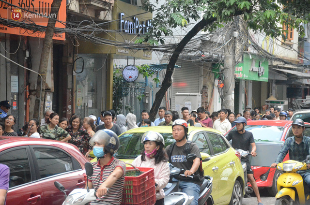 Ảnh, clip: Người dân Hà Nội đội mưa, xếp hàng dài cả tuyến phố để chờ mua bánh Trung thu Bảo Phương - Ảnh 13.
