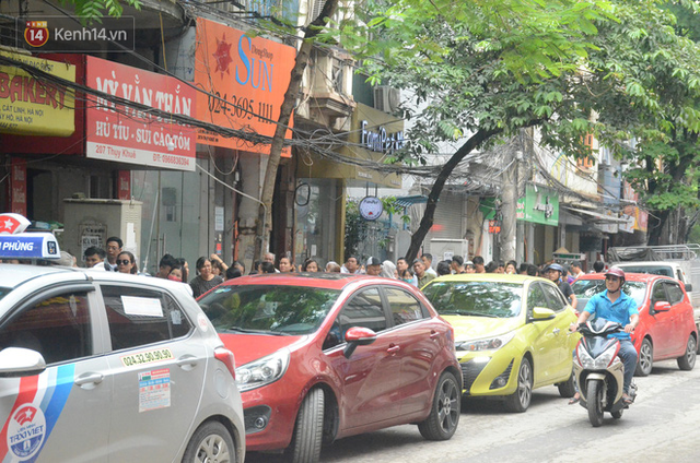 Ảnh, clip: Người dân Hà Nội đội mưa, xếp hàng dài cả tuyến phố để chờ mua bánh Trung thu Bảo Phương - Ảnh 14.