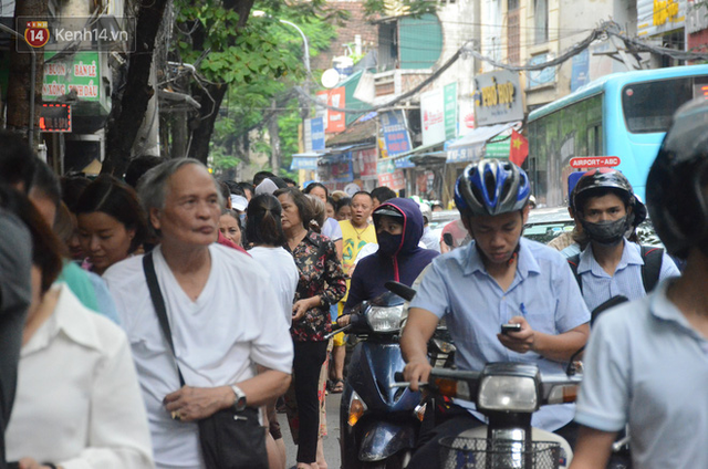 Ảnh, clip: Người dân Hà Nội đội mưa, xếp hàng dài cả tuyến phố để chờ mua bánh Trung thu Bảo Phương - Ảnh 16.