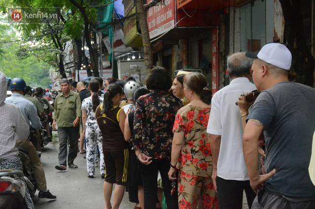 Ảnh, clip: Người dân Hà Nội đội mưa, xếp hàng dài cả tuyến phố để chờ mua bánh Trung thu Bảo Phương - Ảnh 6.