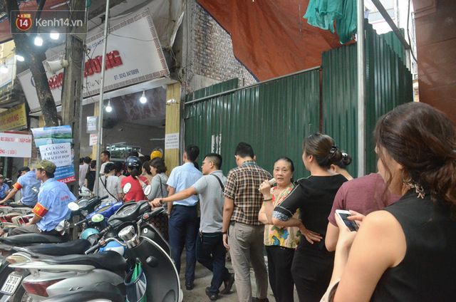 Ảnh, clip: Người dân Hà Nội đội mưa, xếp hàng dài cả tuyến phố để chờ mua bánh Trung thu Bảo Phương - Ảnh 7.