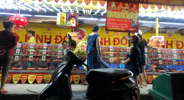Chiêu trò bán bánh trung thu đại hạ giá ở Sài Gòn - Ảnh 8.