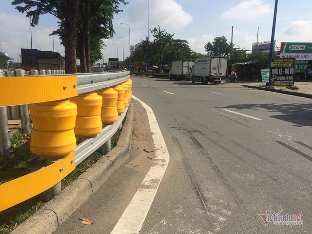 Dàn hộ lan bánh xoay vàng rực chống lật xe đầu tiên ở Sài Gòn - Ảnh 3.