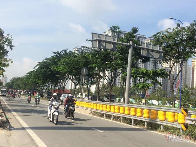 Dàn hộ lan bánh xoay vàng rực chống lật xe đầu tiên ở Sài Gòn - Ảnh 12.