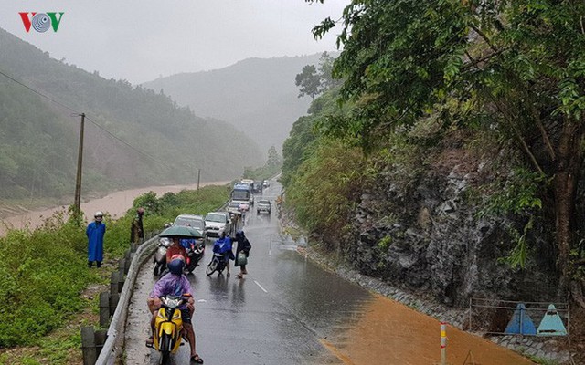  Hình ảnh mưa lũ kinh hoàng, gây sạt lở chia cắt đường Hồ Chí Minh - Ảnh 4.
