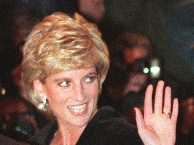Công nương Diana: Cuộc đời đẫm nước mắt của đoá hồng nước Anh xinh đẹp, tài hoa nhưng bạc mệnh - Ảnh 15.