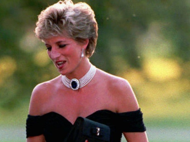  Công nương Diana: Cuộc đời đẫm nước mắt của đoá hồng nước Anh xinh đẹp, tài hoa nhưng bạc mệnh  - Ảnh 16.