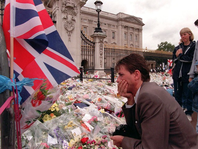 Công nương Diana: Cuộc đời đẫm nước mắt của đoá hồng nước Anh xinh đẹp, tài hoa nhưng bạc mệnh - Ảnh 29.
