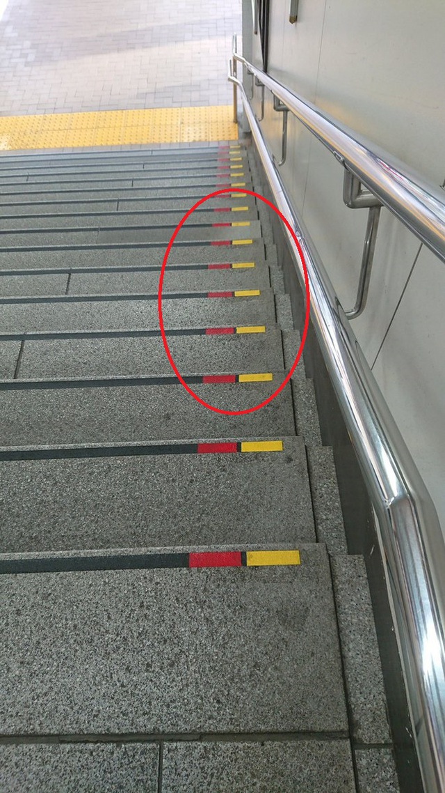 Lý do bất ngờ khiến nhiều bậc cầu thang ở Nhật có dấu đỏ-vàng, quả không hổ danh là quốc gia kỹ tính nhất thế giới - Ảnh 1.